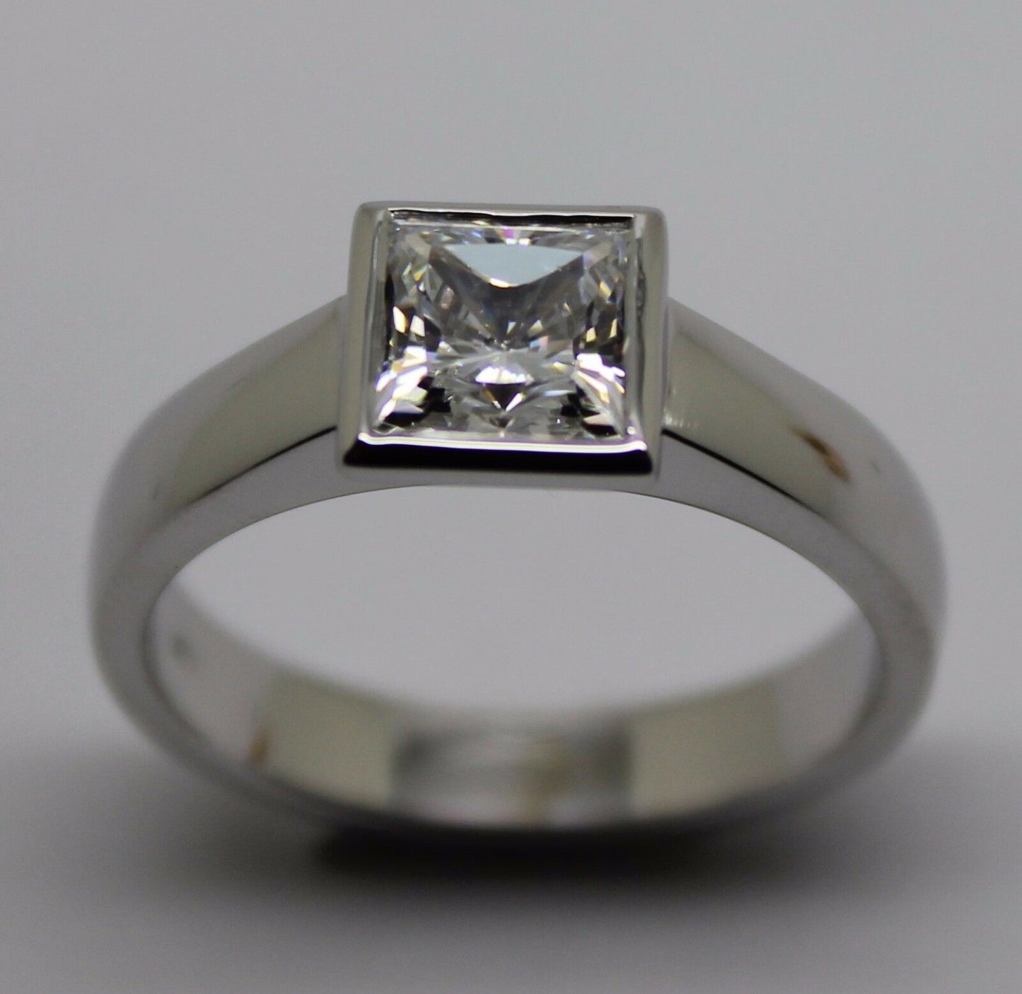 Genuine 9ct 375 Solid White Gold Heavy Solid Princess Cut Ring Size 9