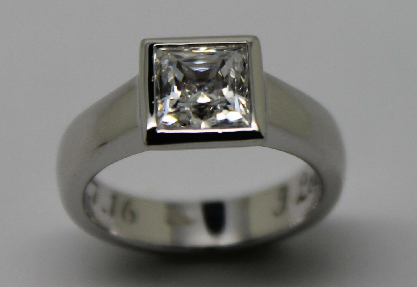 Genuine 9ct 375 Solid White Gold Heavy Solid Princess Cut Ring