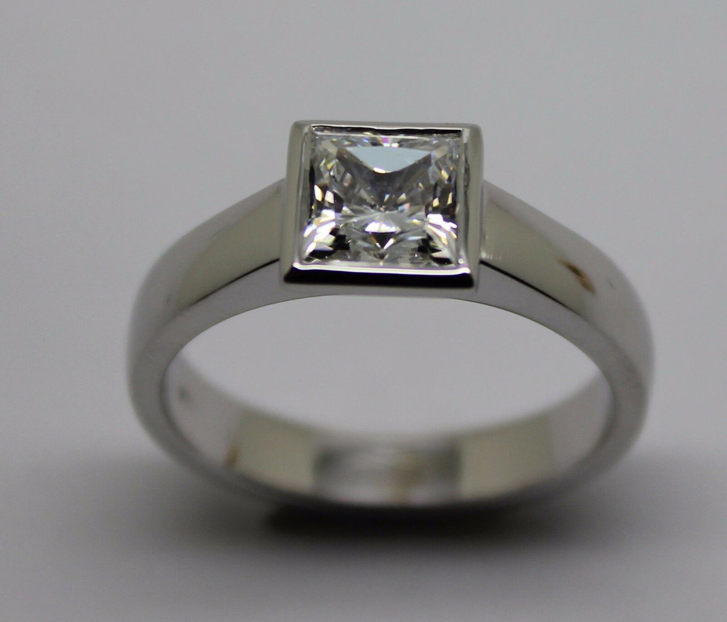 Genuine 9ct 375 Solid White Gold Heavy Solid Princess Cut Ring Size 9