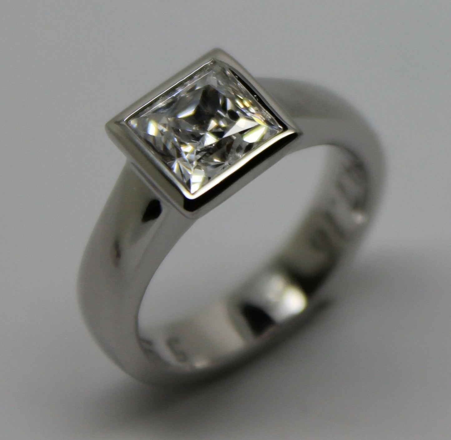 Genuine 9ct 375 Solid White Gold Heavy Solid Princess Cut Ring
