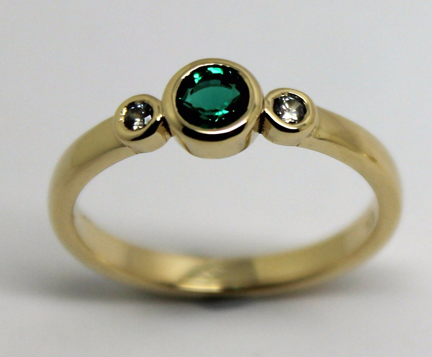 Size O Genuine 9ct 9kt Yellow, Rose or White Gold Trilogy & Emerald Ring