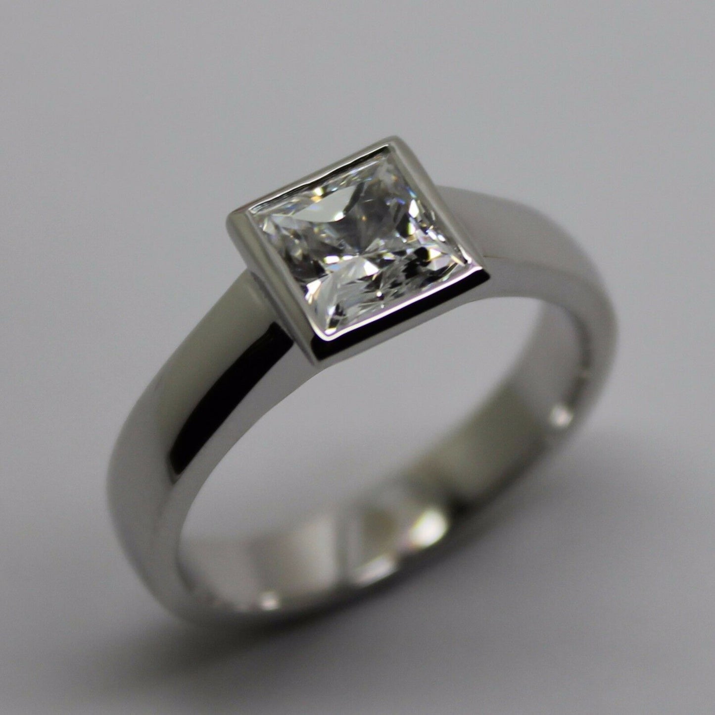 Genuine 9ct 375 Solid White Gold Heavy Solid Princess Cut Ring Size 9