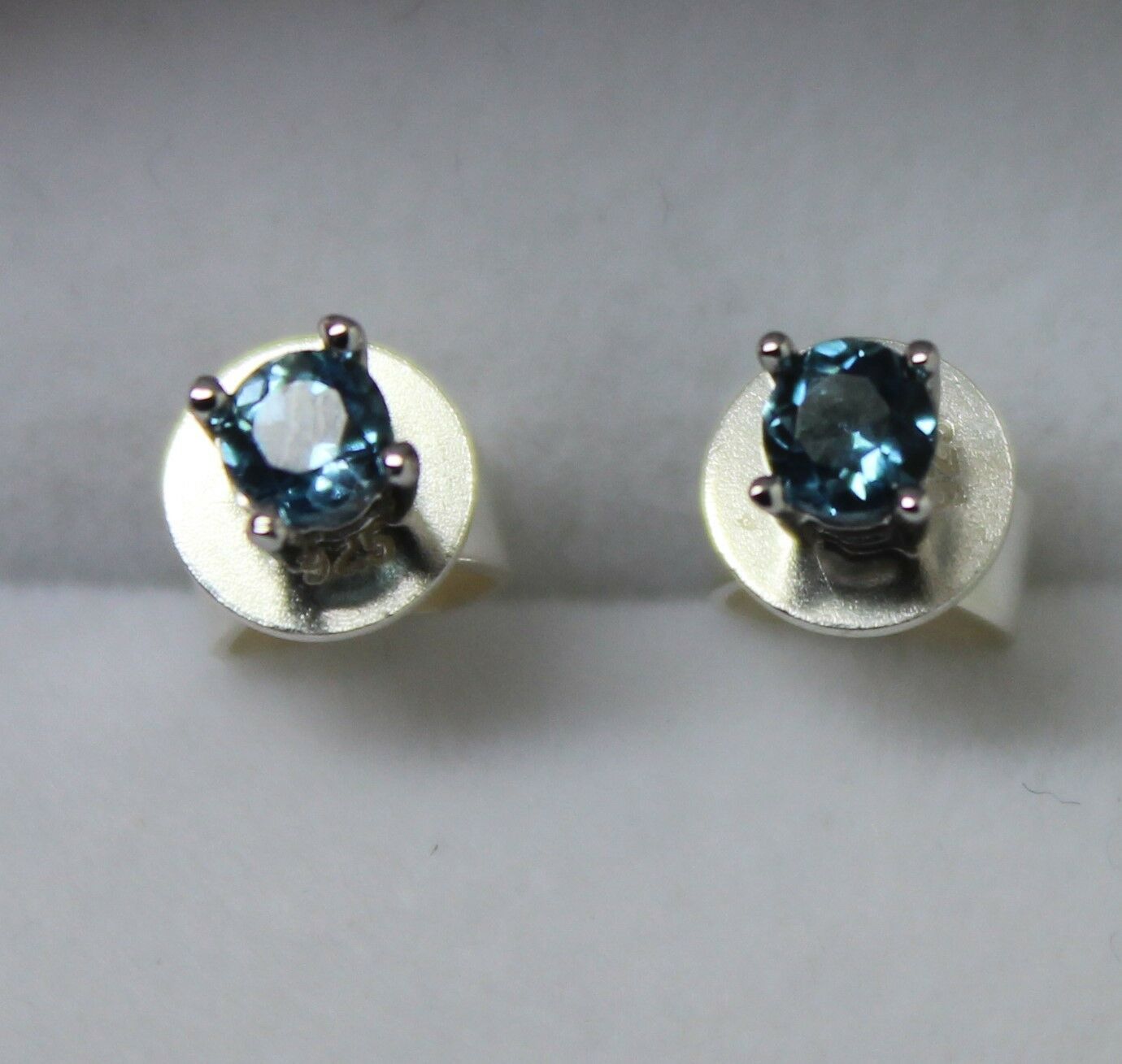 Kaedesigns New 9ct Solid White Gold London Blue Topaz 3mm Earrings