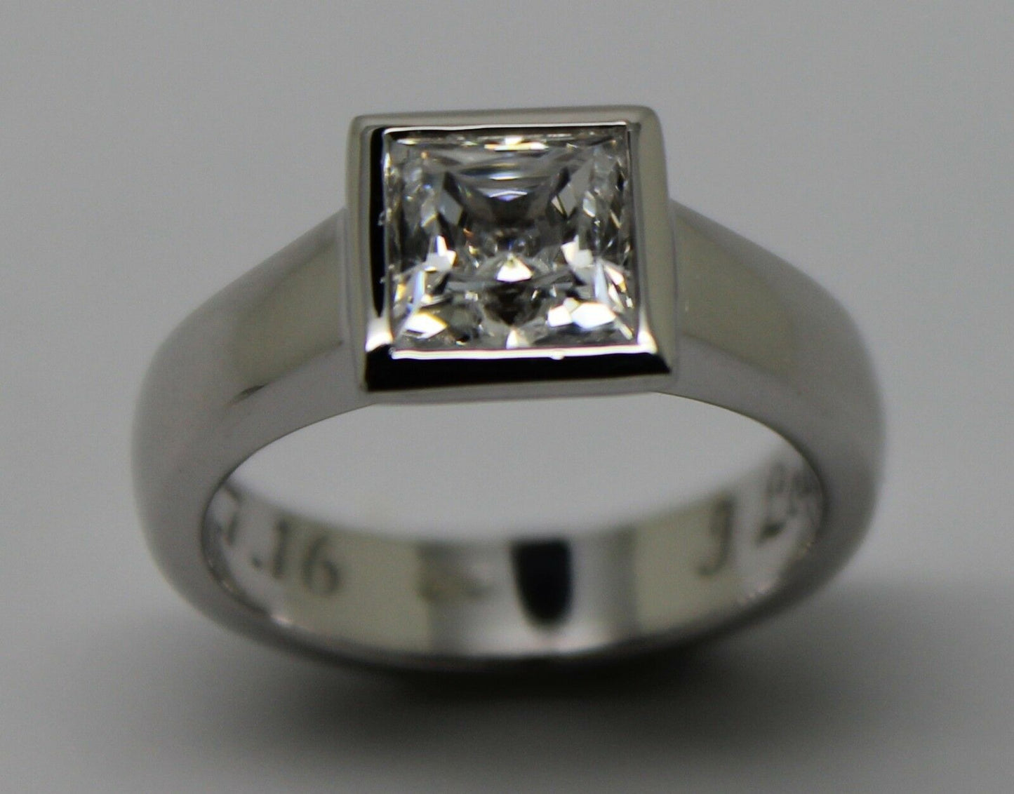 Genuine 9ct 375 Solid White Gold Heavy Solid Princess Cut Ring