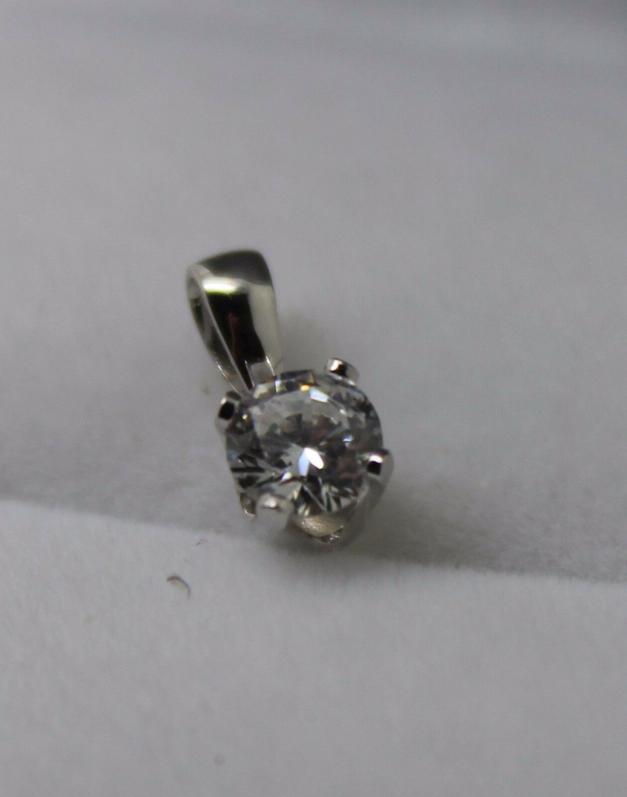 GENUINE New 9ct White Gold Claw-set Round small delicate 4mm Cubic pendant