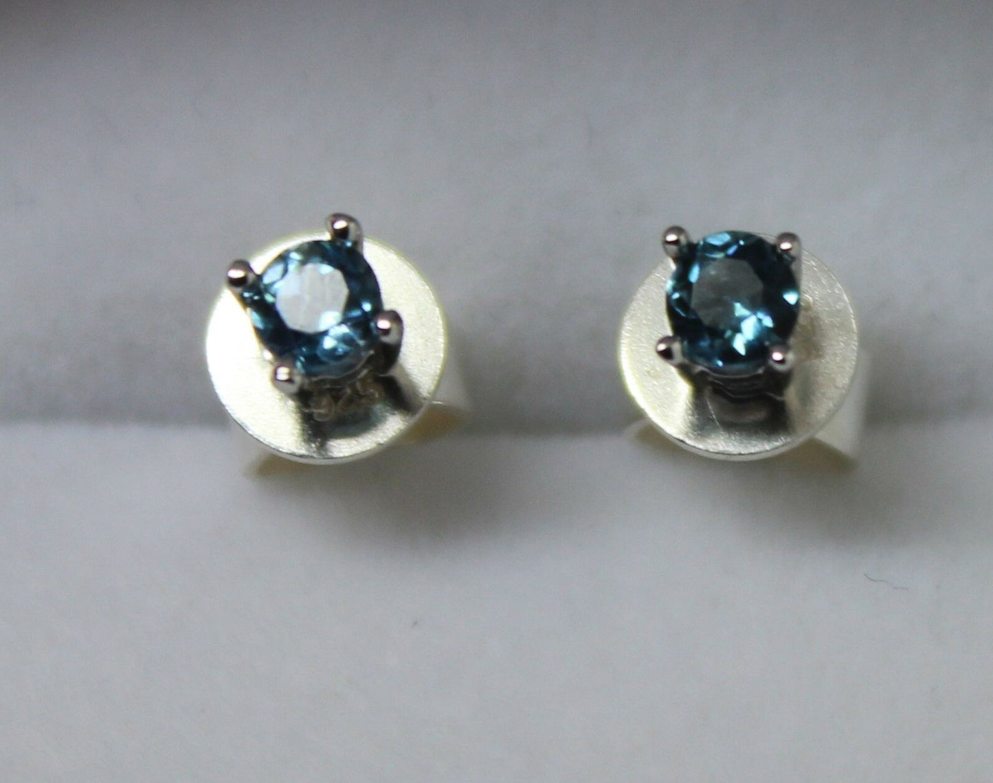 Kaedesigns New 9ct Solid White Gold London Blue Topaz 3mm Earrings