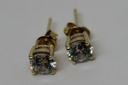 Genuine 9ct Yellow Gold Claw-Set Round 6mm Stud Earrings