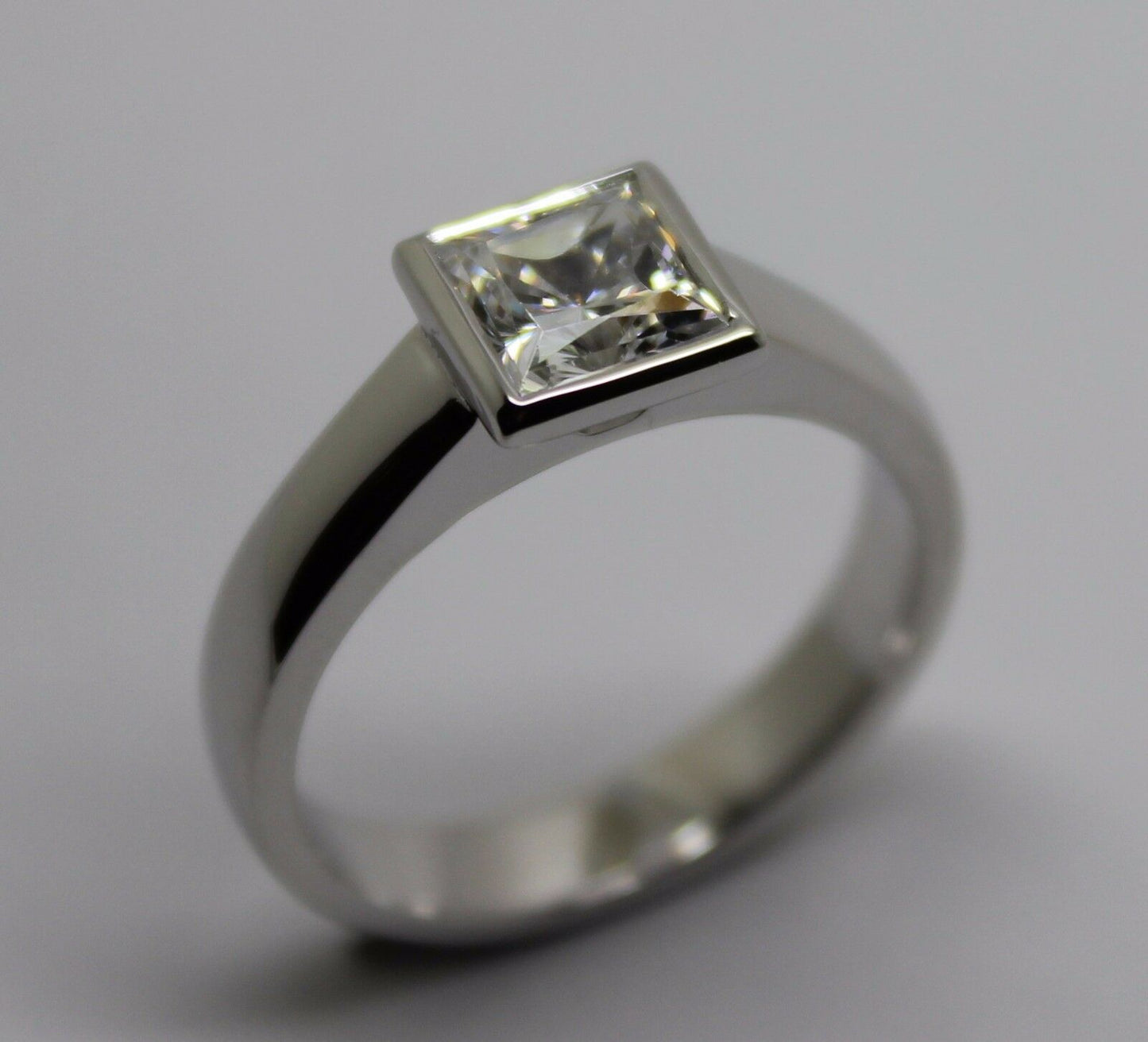 Genuine 9ct 375 Solid White Gold Heavy Solid Princess Cut Ring Size 9