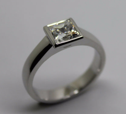 Genuine 9ct 375 Solid White Gold Heavy Solid Princess Cut Ring Size 9