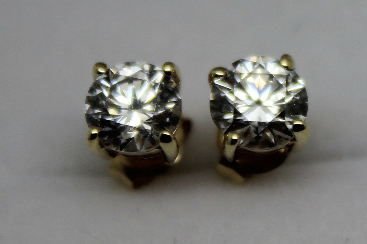 Genuine 9ct Yellow Gold Claw-Set Round 6mm Stud Earrings